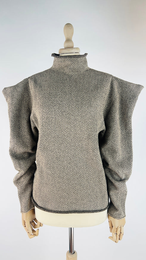 Collo alto spigato con cartellino