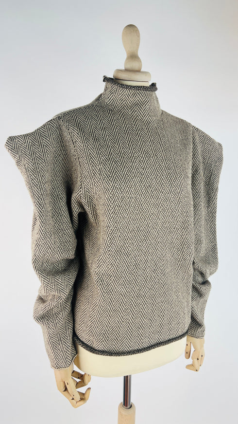 Collo alto spigato con cartellino