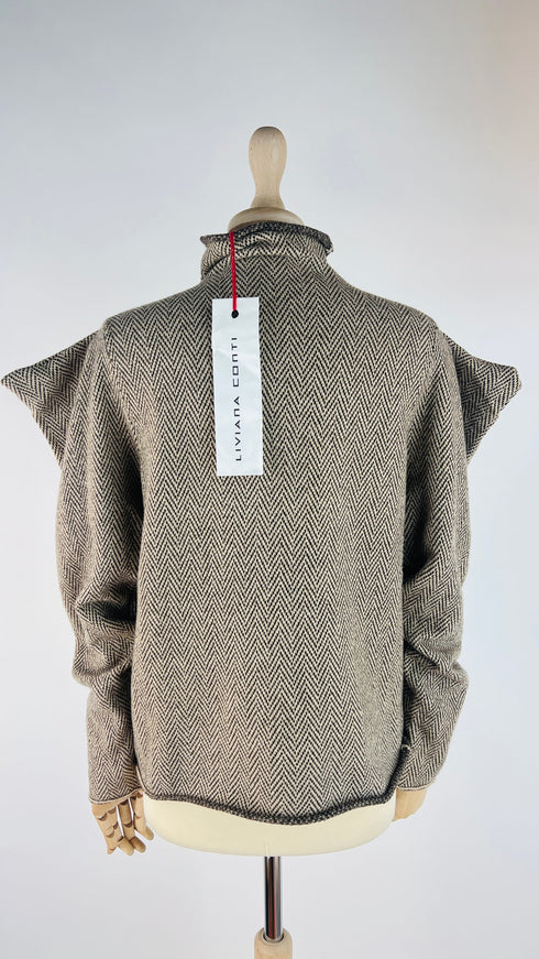 Collo alto spigato con cartellino