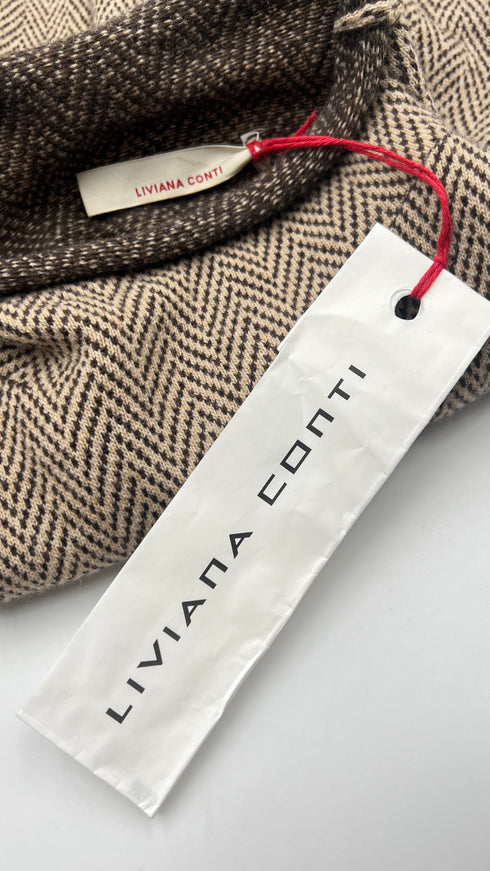 Collo alto spigato con cartellino