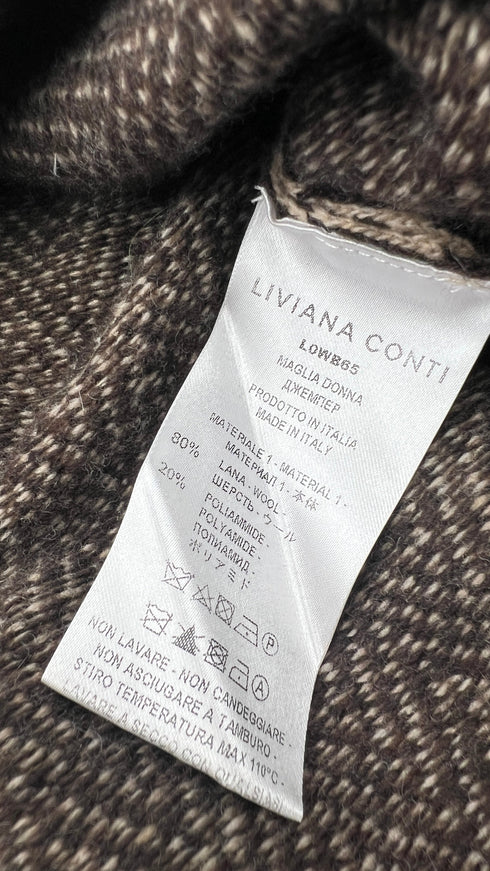 Collo alto spigato con cartellino