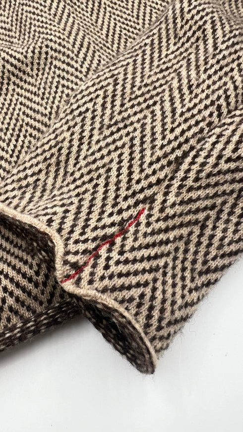 Collo alto spigato con cartellino