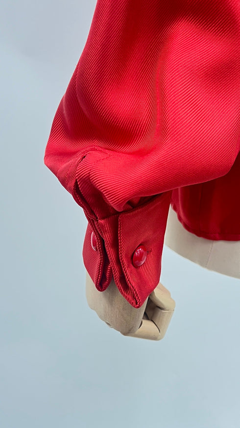 Blusa rossa con fiocco