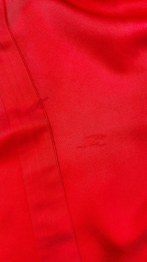 Blusa rossa con fiocco