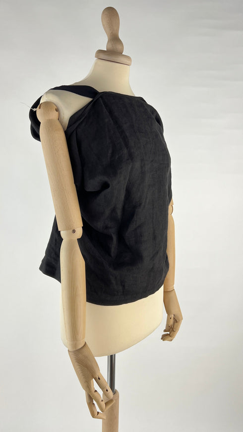 Top concettuale in lino