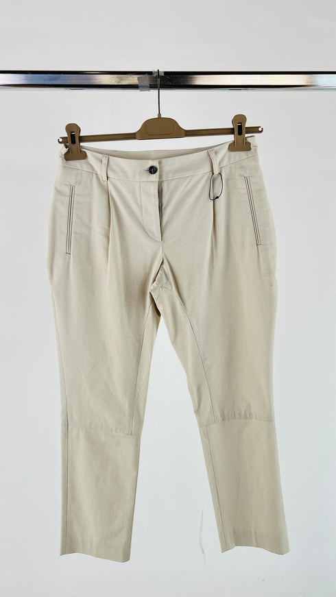 Pantaloni gamba stretta con pince e cartellino