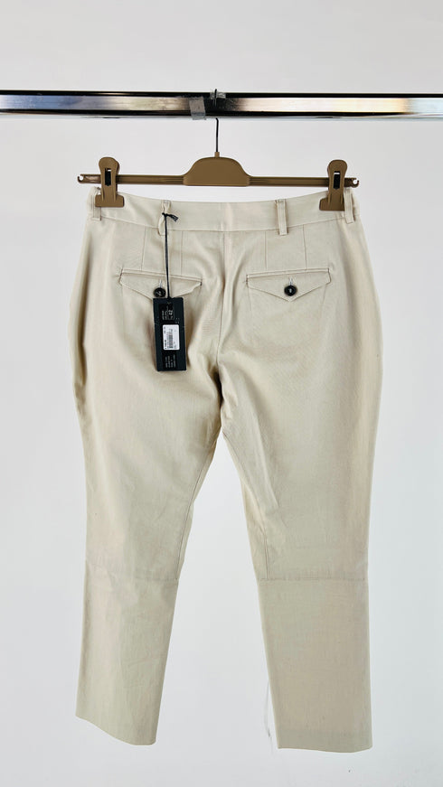 Pantaloni gamba stretta con pince e cartellino