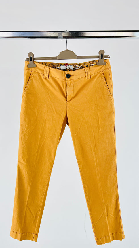 Pantaloni slim cut con cartellino