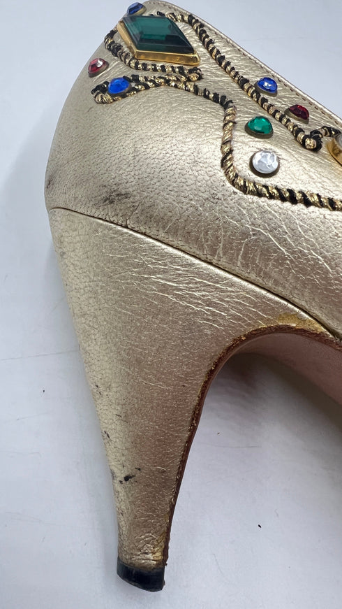 Décolleté dorate con appliqués