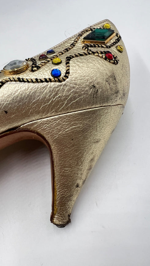 Décolleté dorate con appliqués