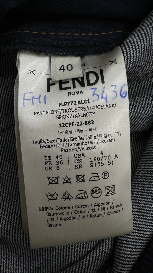Jeans logo traforato