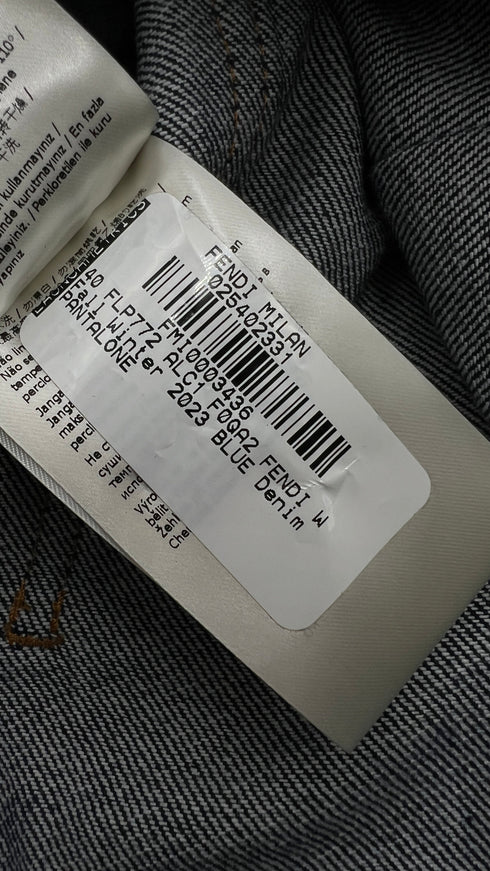 Jeans logo traforato