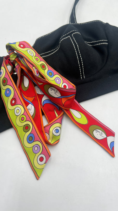 Crop-top nero con fiocco