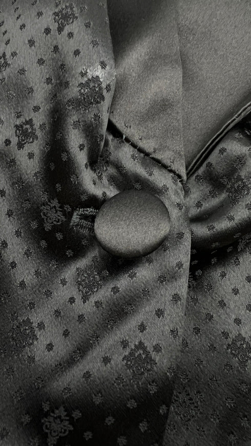 Completo nero in tessuto jacquard satinato