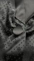 Completo nero in tessuto jacquard satinato