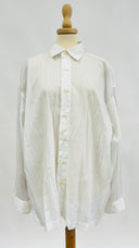 Camicia bianca over Issey Miyake
