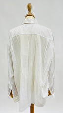Camicia bianca over Issey Miyake