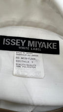 Camicia bianca over Issey Miyake