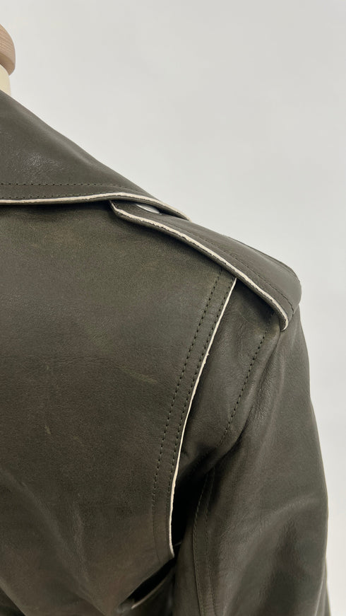 Biker in pelle verde