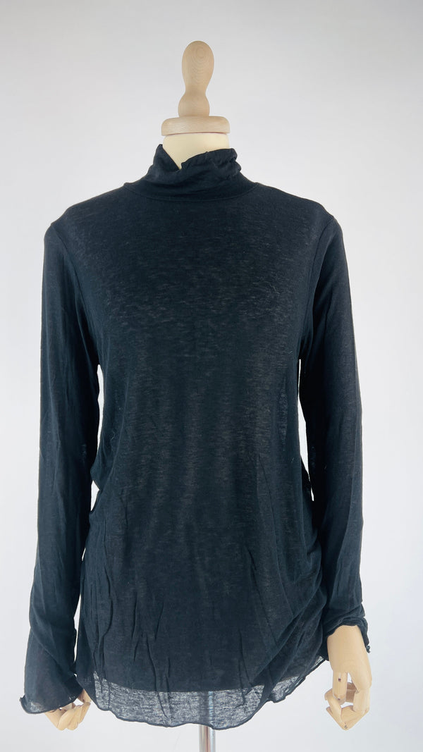 Dolcevita nero con cartellino