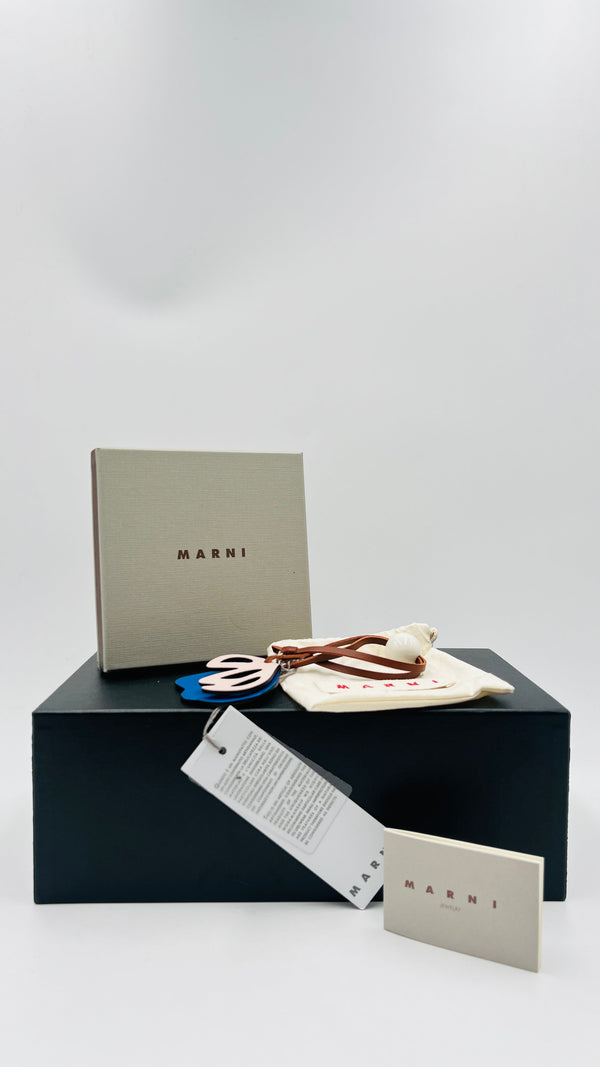 Charm in pelle con cartellino