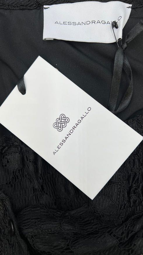 Top in pizzo con cartellino