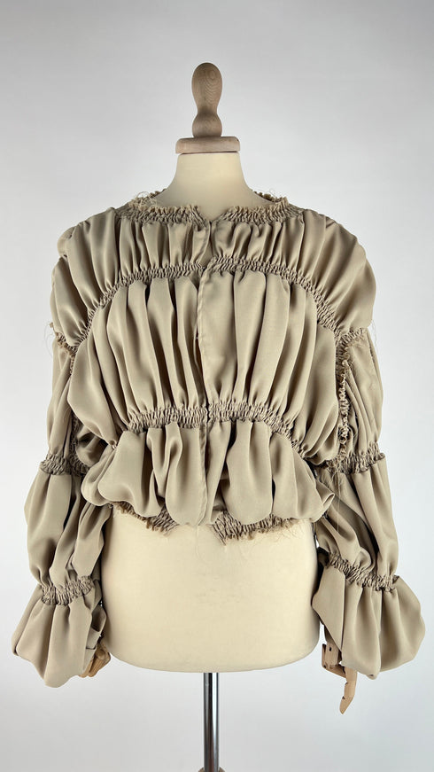 Blusa arricciata con cartellino