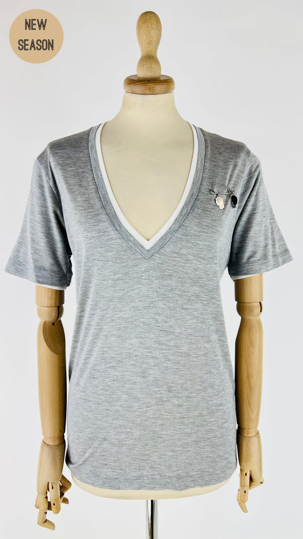 T-shirt con spilla grigia