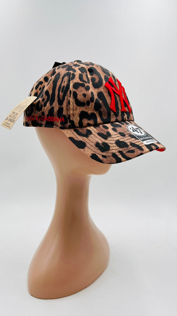 Cappello collab con cartellino