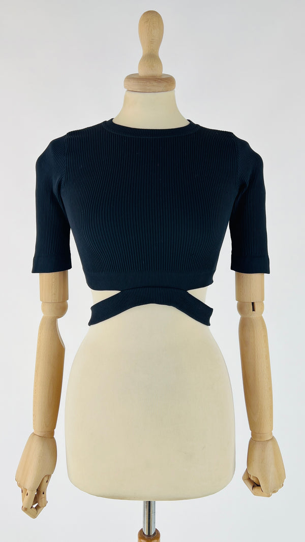 Cropped top nera con cinta