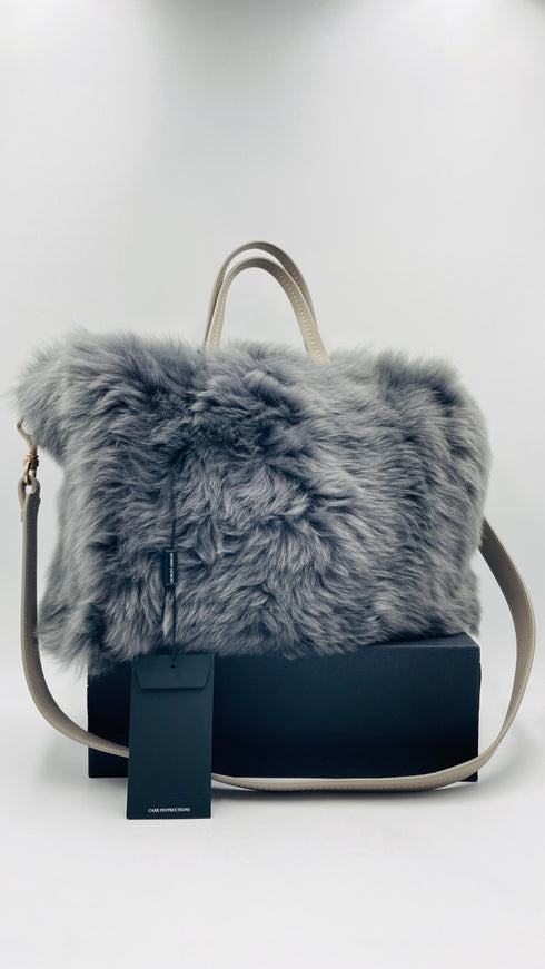 Borsa in pelliccia con cartellino