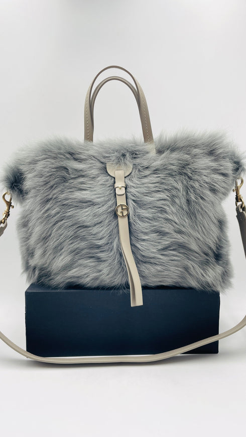 Borsa in pelliccia con cartellino