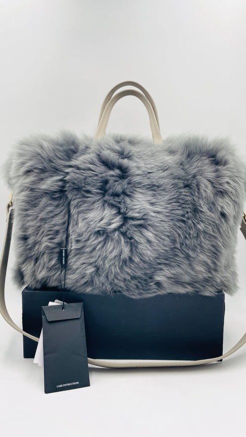 Borsa in pelliccia con cartellino