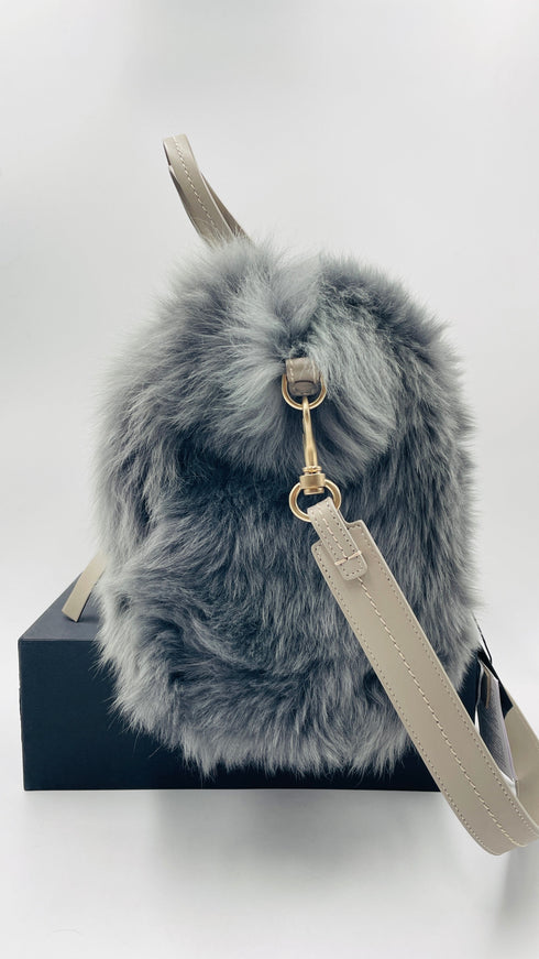 Borsa in pelliccia con cartellino