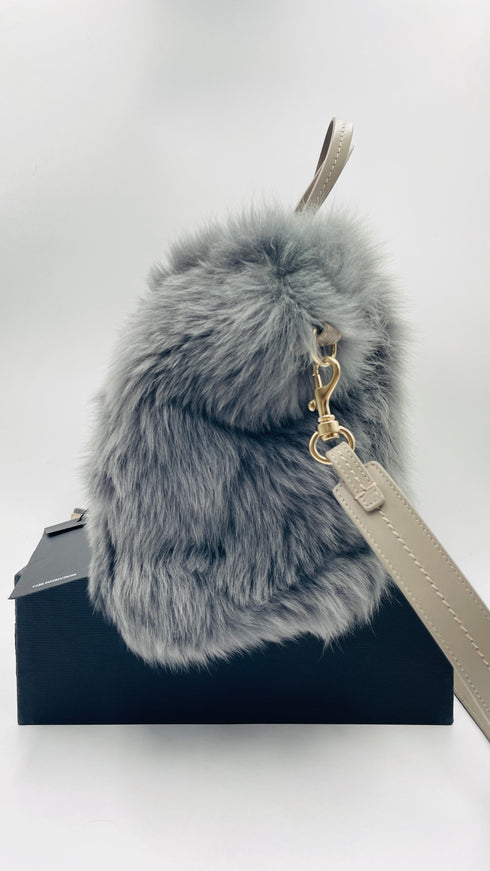 Borsa in pelliccia con cartellino