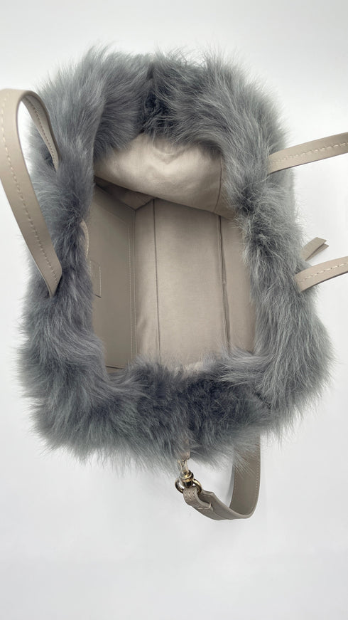 Borsa in pelliccia con cartellino