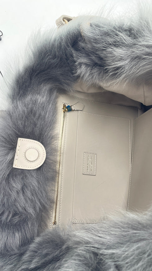 Borsa in pelliccia con cartellino