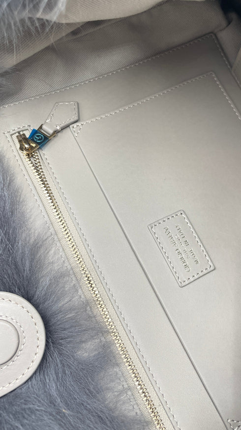 Borsa in pelliccia con cartellino