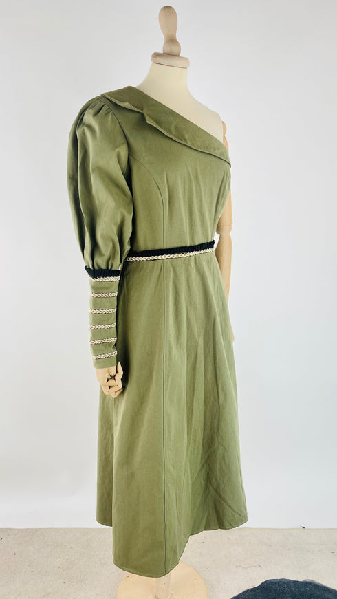 Abito midi monospalla con cartellino