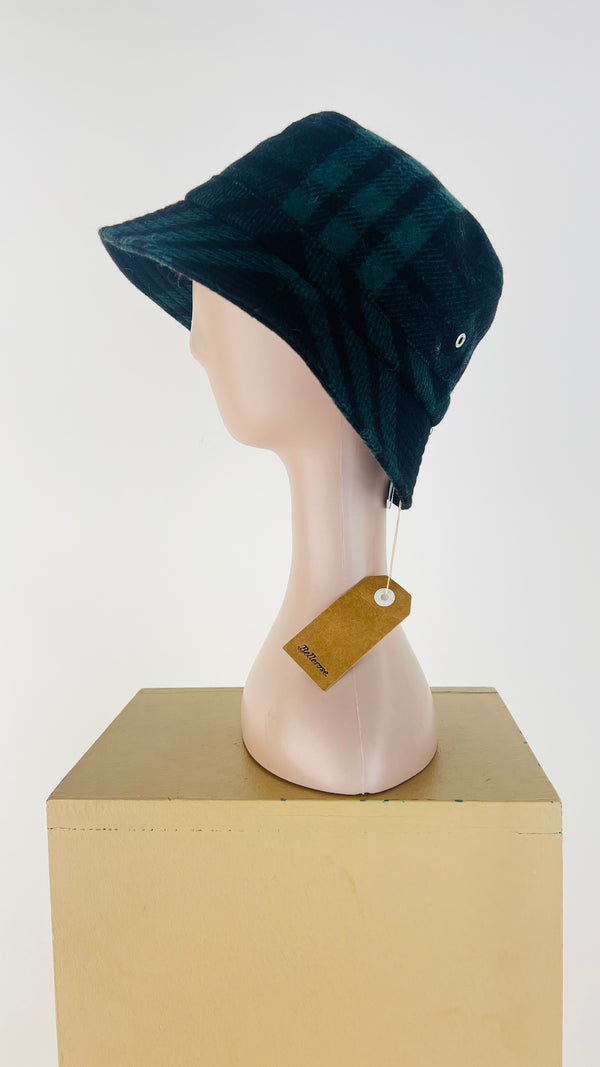 Cappello tartan con cartellino