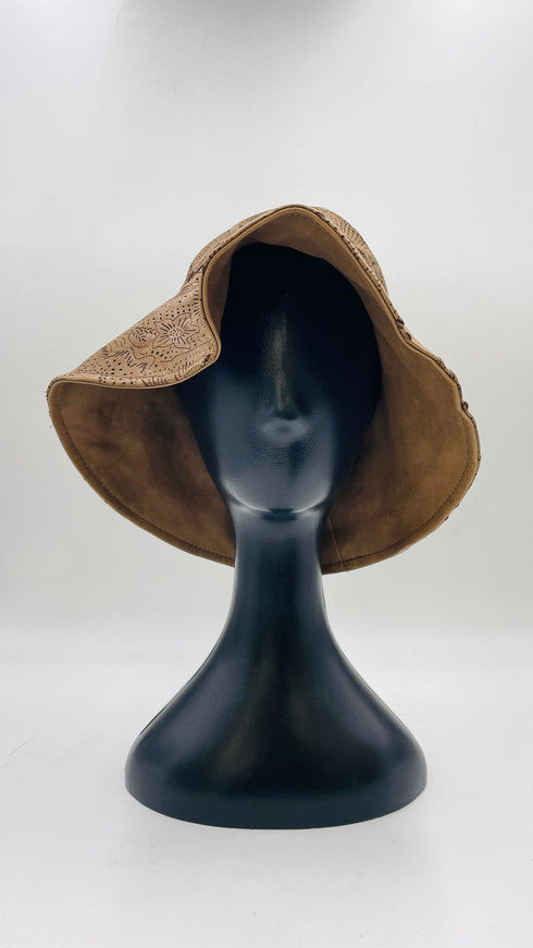 Cappello in pelle traforata