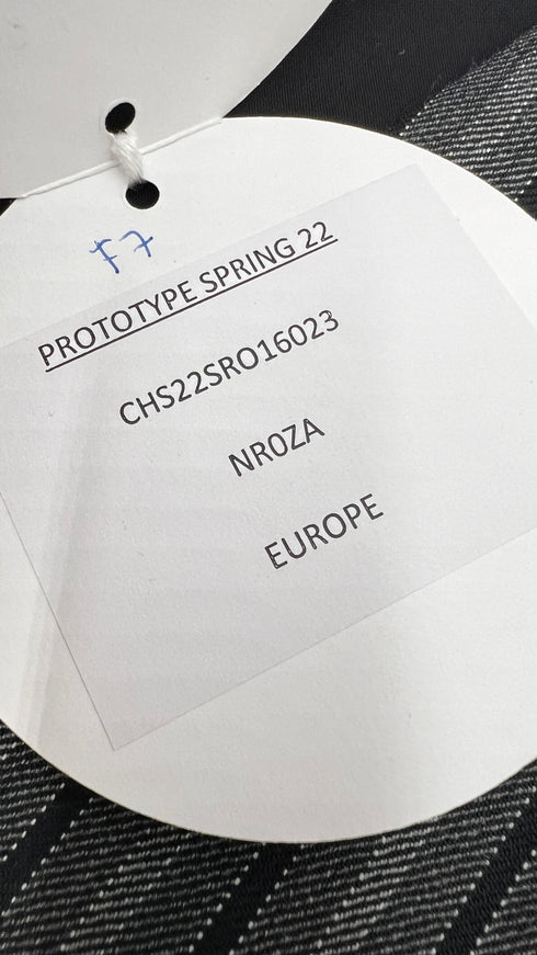 Abito corto gessato con cartellino