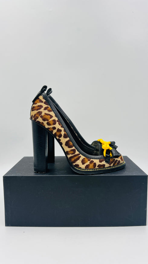 Décolleté animalier con fiocco giallo