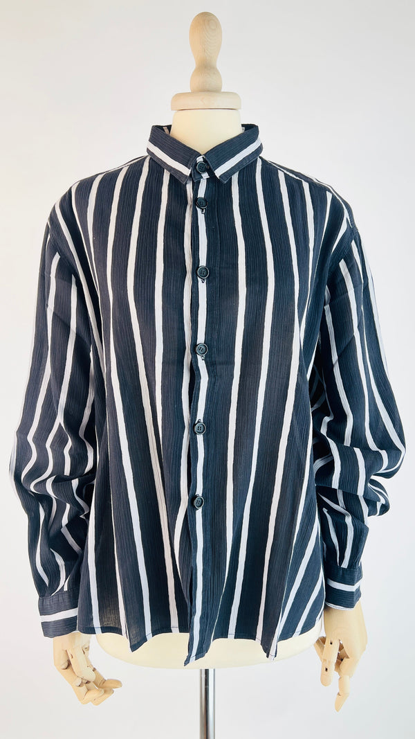 Camicia a righe bianche e nere