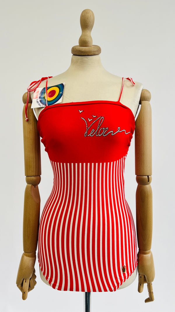 Costume a righe con cartellino