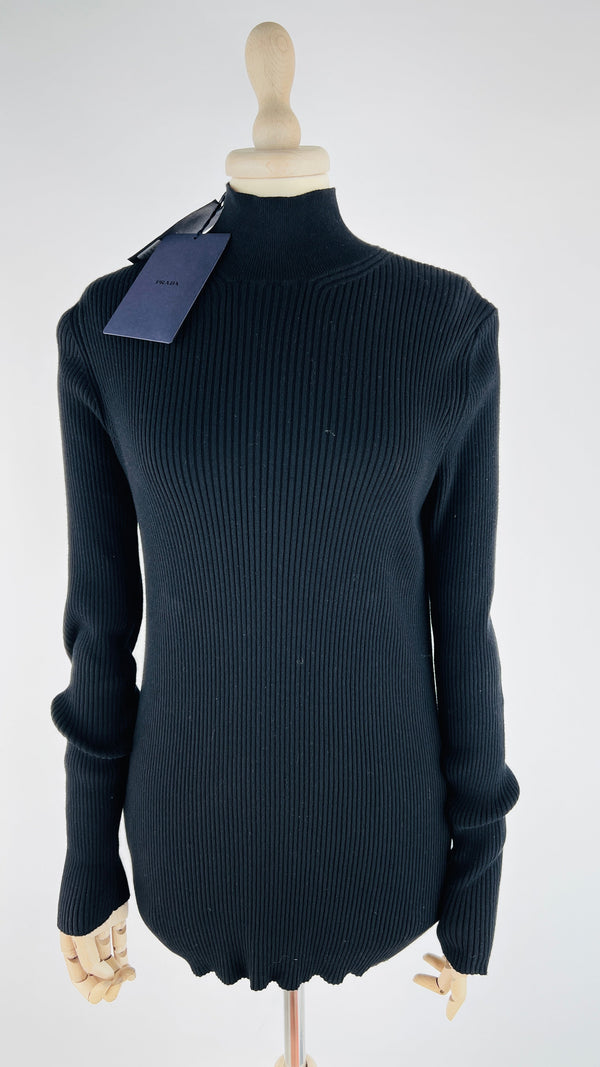 Dolcevita a costine con cartellino