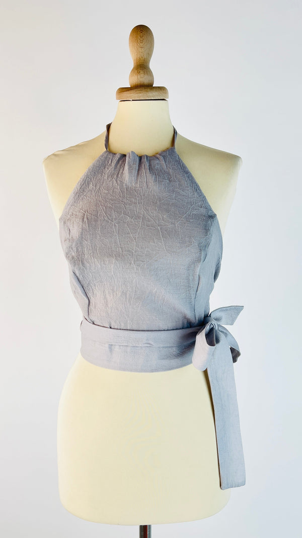 Top scollato con cartellino