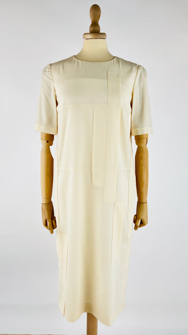 Abito a pannelli con cartellino