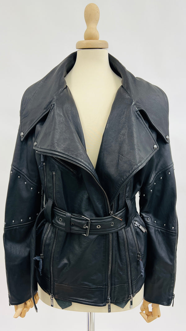 Biker “Tommy” con cartellino