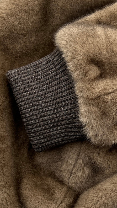 Giacca in eco-pellica con cartellino